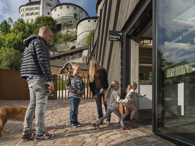KINDER- UND FAMILIENPROGRAMM Willkommen im Zeitalter der Ritter und Burgfräulein